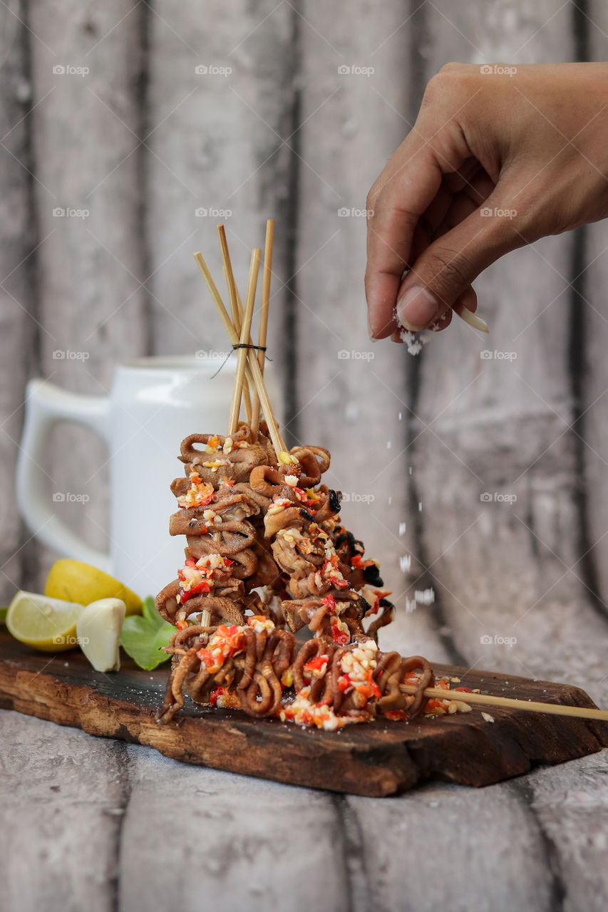 Taichan satay is a satay variant that contains grilled chicken meat without sprinkling with peanut sauce or soy sauce like satay in general.