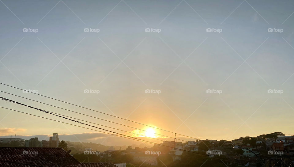 Lá no infinito, eis que surge uma “mancha de luz”!
É o sol, vencendo as nuvens e a névoa. E mesmo sem estar formoso em seu círculo, ainda mostra brilho e calor.
Ótimo sábado para todos nós!