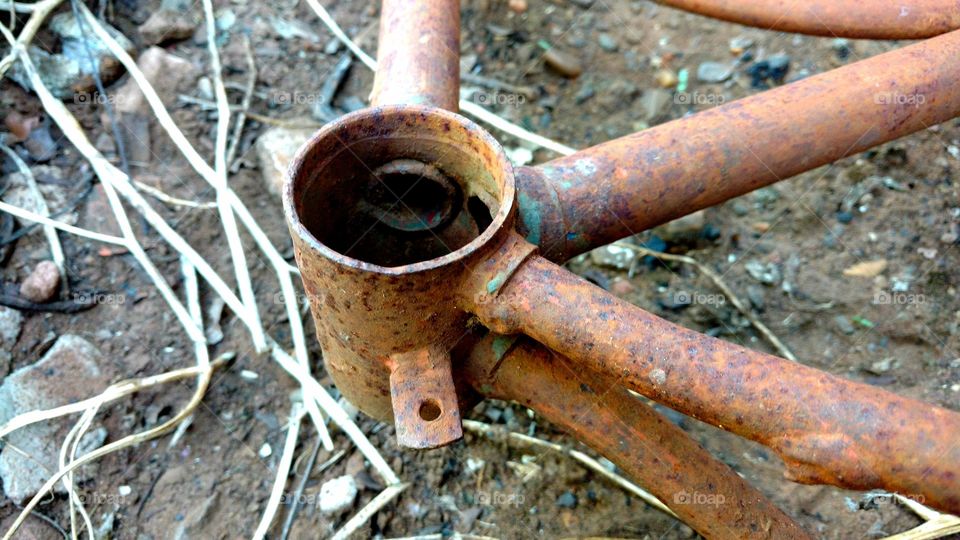 Quadro velho. Resto de bicicleta com ferrugem. Quadro antigo.