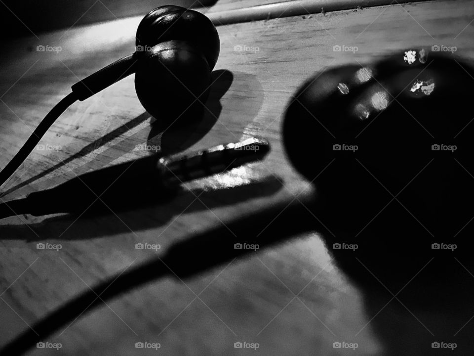 Fone de ouvido com fio.