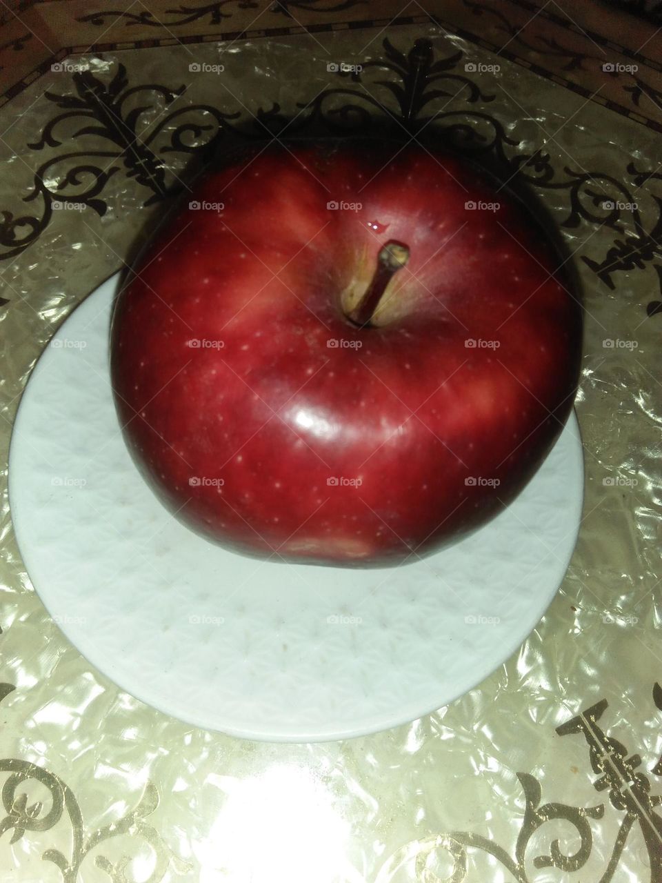 Delicious apple in a plate.