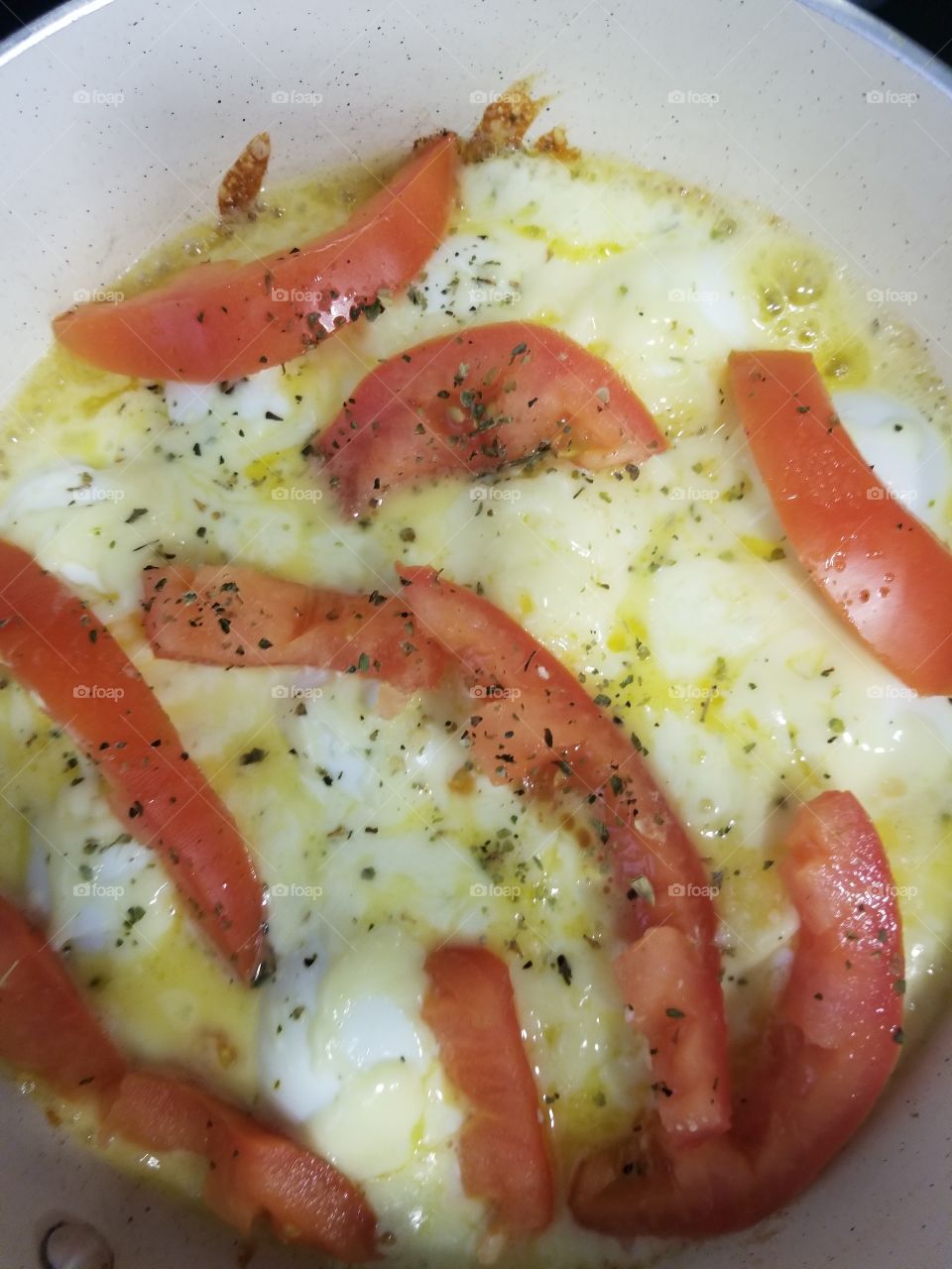 Ovos cozidos com queijo e tomate.