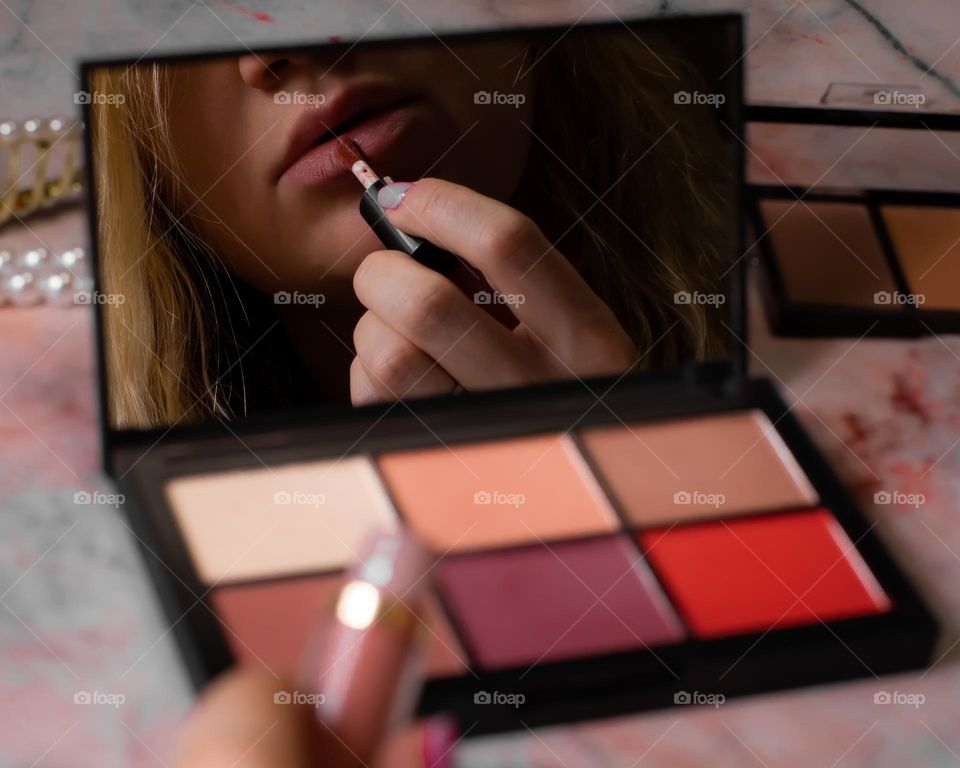 Applying liquid lip color in a pallet mirror