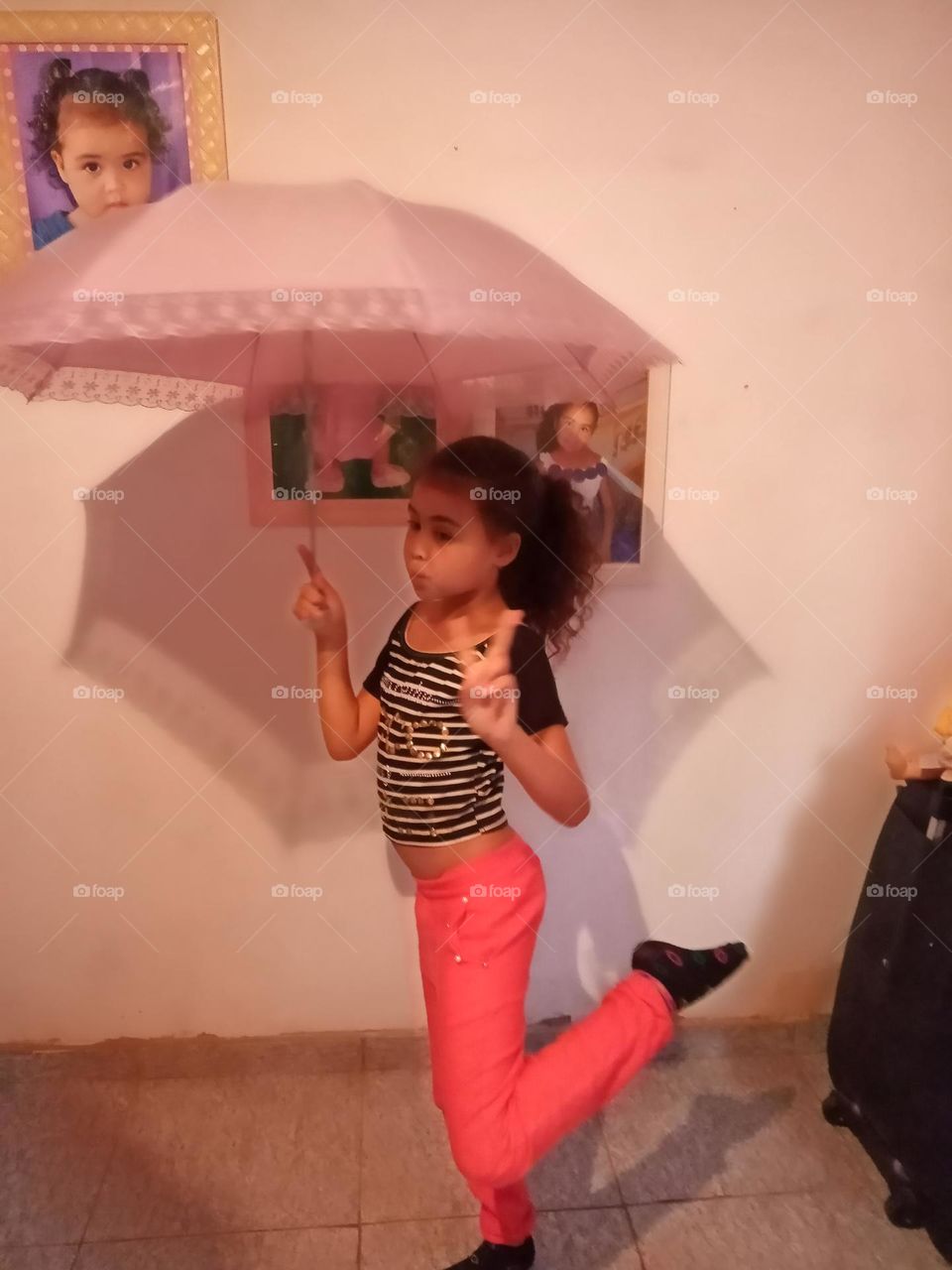 Editors'Choice Photo of the week Criança fazendo posse de dançarina