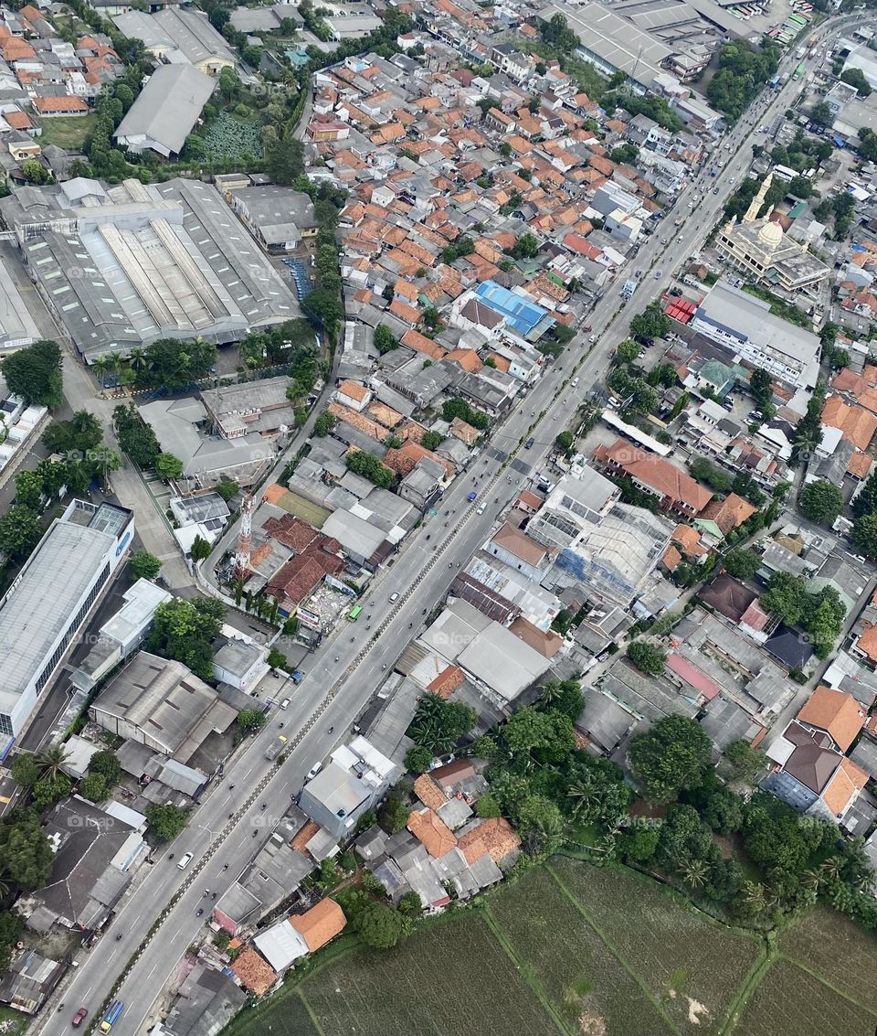 The street split the density of the capital