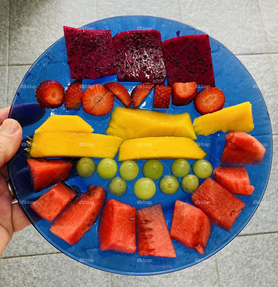 🇺🇸 Healthy Fruit Time!  Today we have watermelon, grapes, strawberries, mangoes and pitaya. / 🇧🇷 Hora das Frutas Saudáveis! Hoje temos melancia, uva, morango, manga e pitaya.