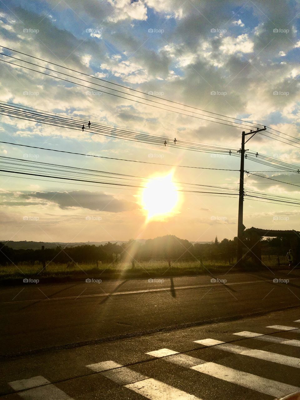 ‪Cross the street and ... admire the sunset!
 Look at the sun, what a perfect bucolic and beautiful afternoon. / Atravessar a rua e... admirar o entardecer!‬
‪Olhe só o sol, que perfeita tarde bucólica e bonita. 