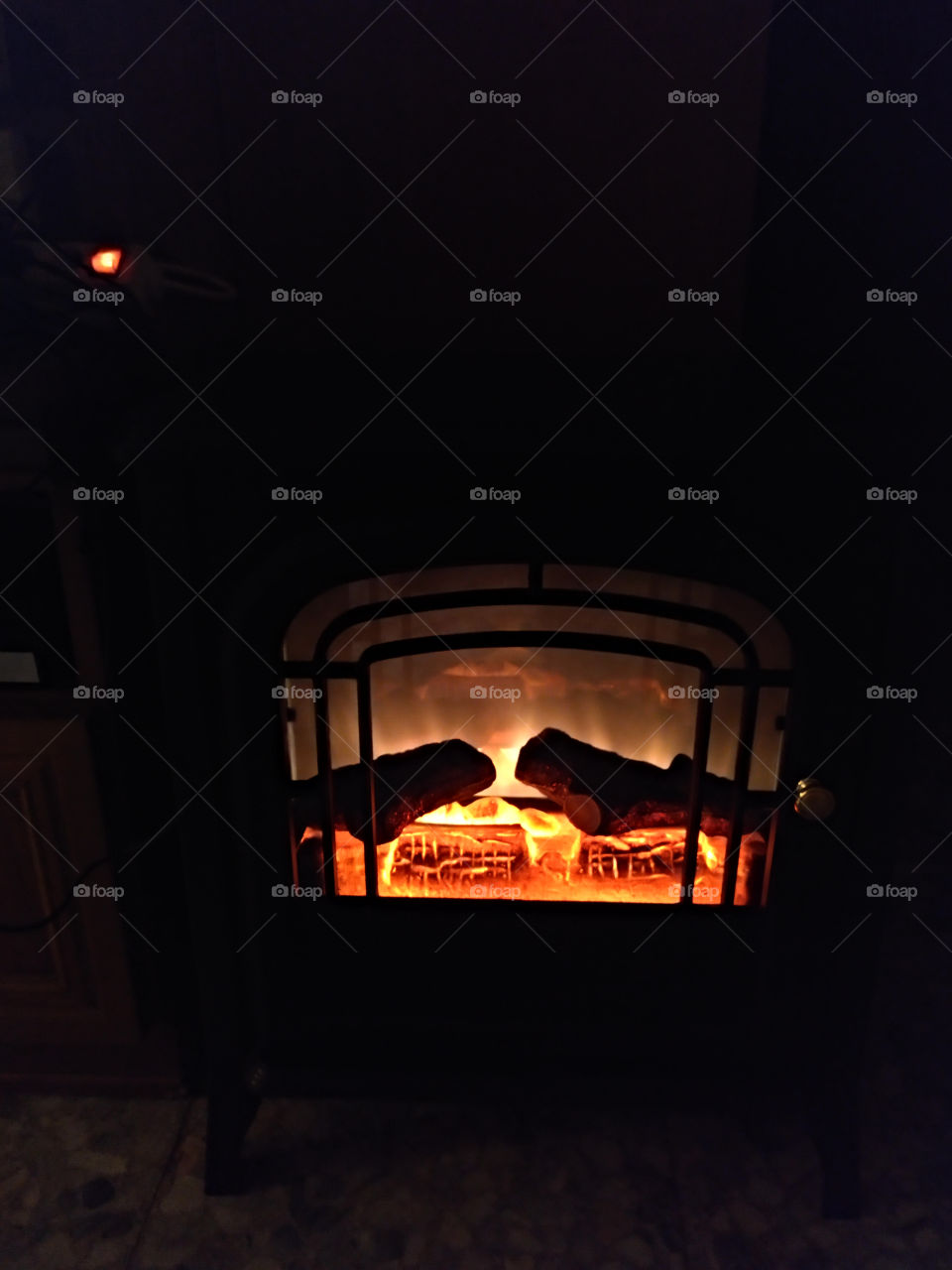 chimenea foto de una chimenea encendida. hace frío