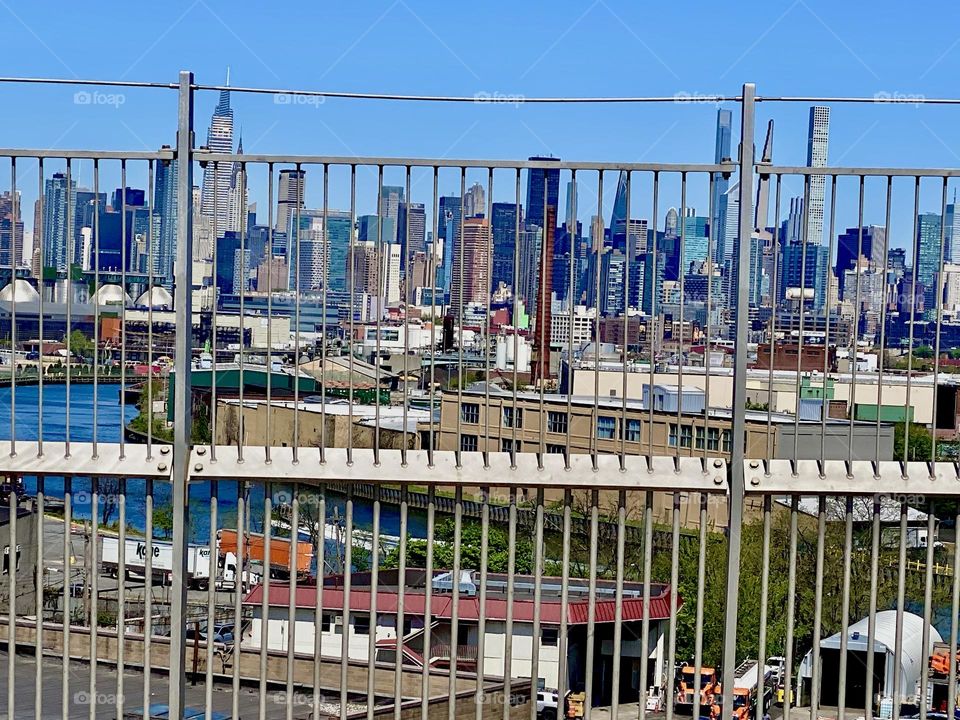 Another cityscape view from the „Brooklyn Queens Expressway“ driving to „Fort Greene“ in Brooklyn. I zoomed in on the Manhattan skyline and you can actually see the „Empire State Building“ amongst the high rise buildings. 2022. Hypnotic Productions