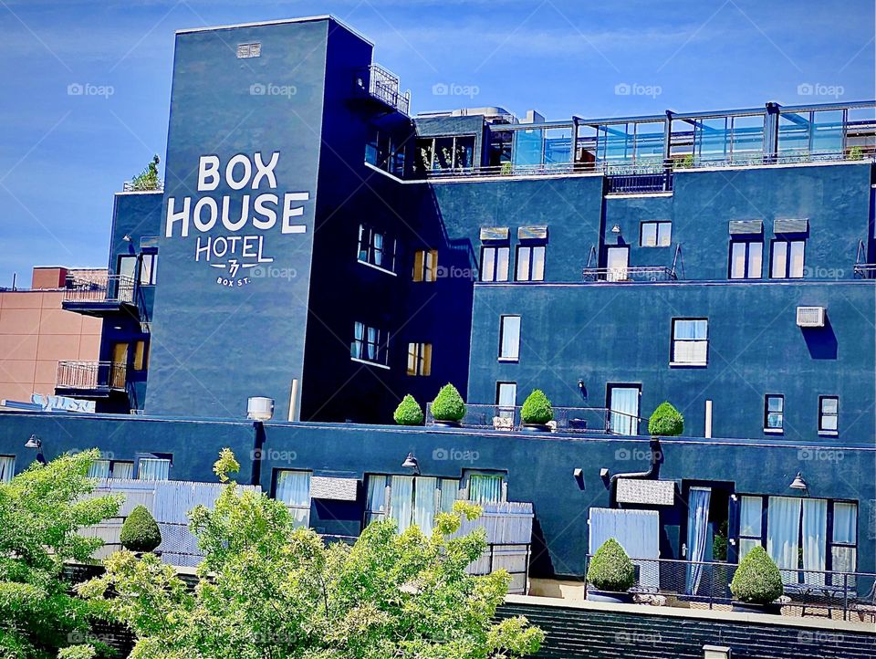The „BOXHOUSE Hotel“ is a popular resort to stay at in „Greenpoint“, Bklyn especially during the summer months. It is seen here from the stairs you climb to get onto the „Pulaski Bridge“. 2022. Hypnotic Productions