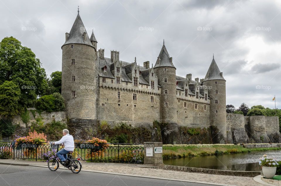 Bike ride in front of the castle