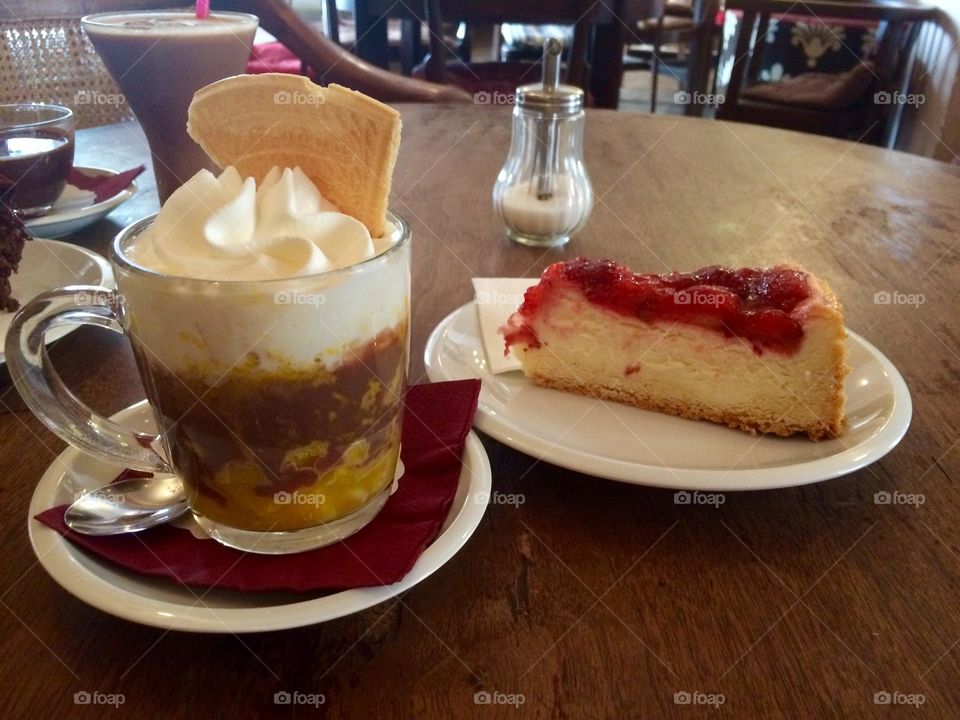 Hot chocolate and cheesecake 