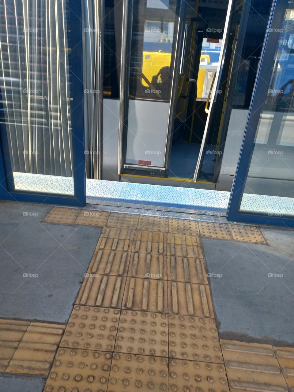 Mobilidade urbana. Os transportes coletivos, colaboram,  para o desenvolvimento das cidades ao ocupar menos  espaços  nas vias e transportar mais passageiros