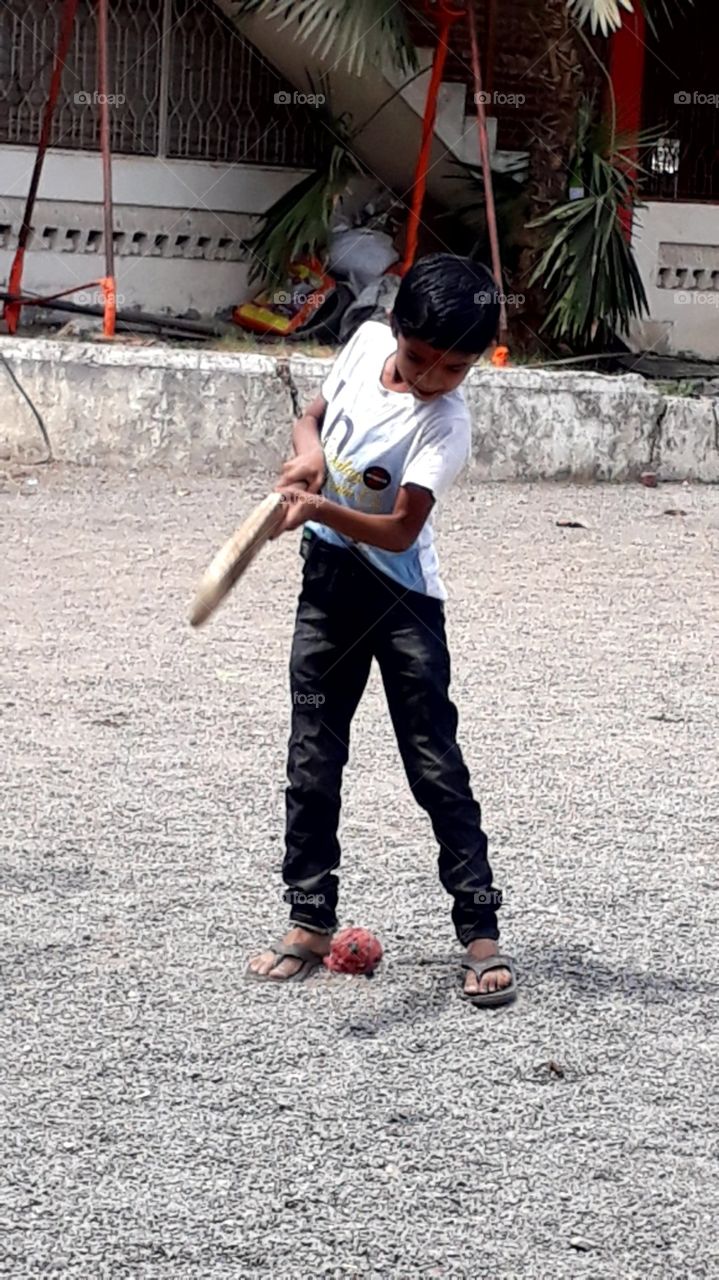play cricket in Boy