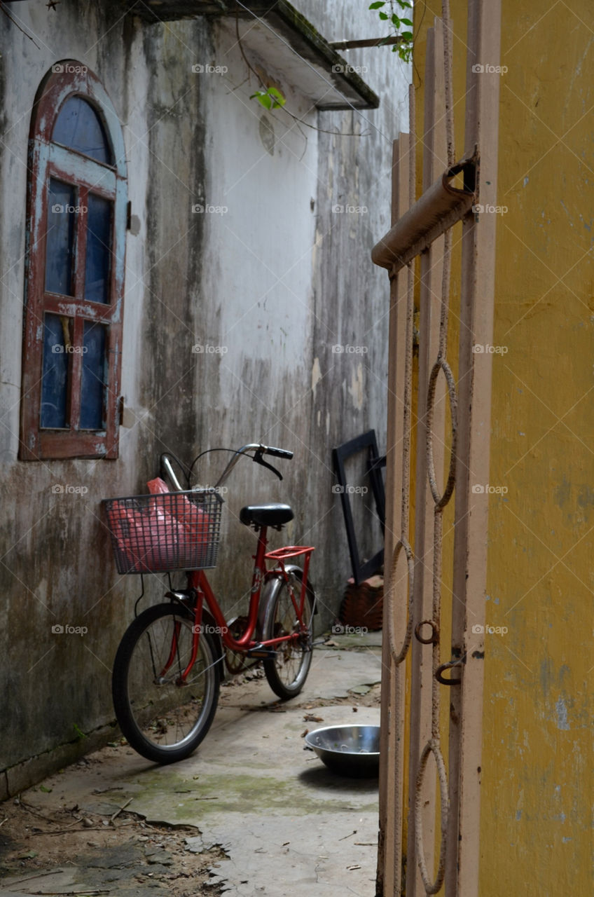 Amazing artistic bike in alleyway