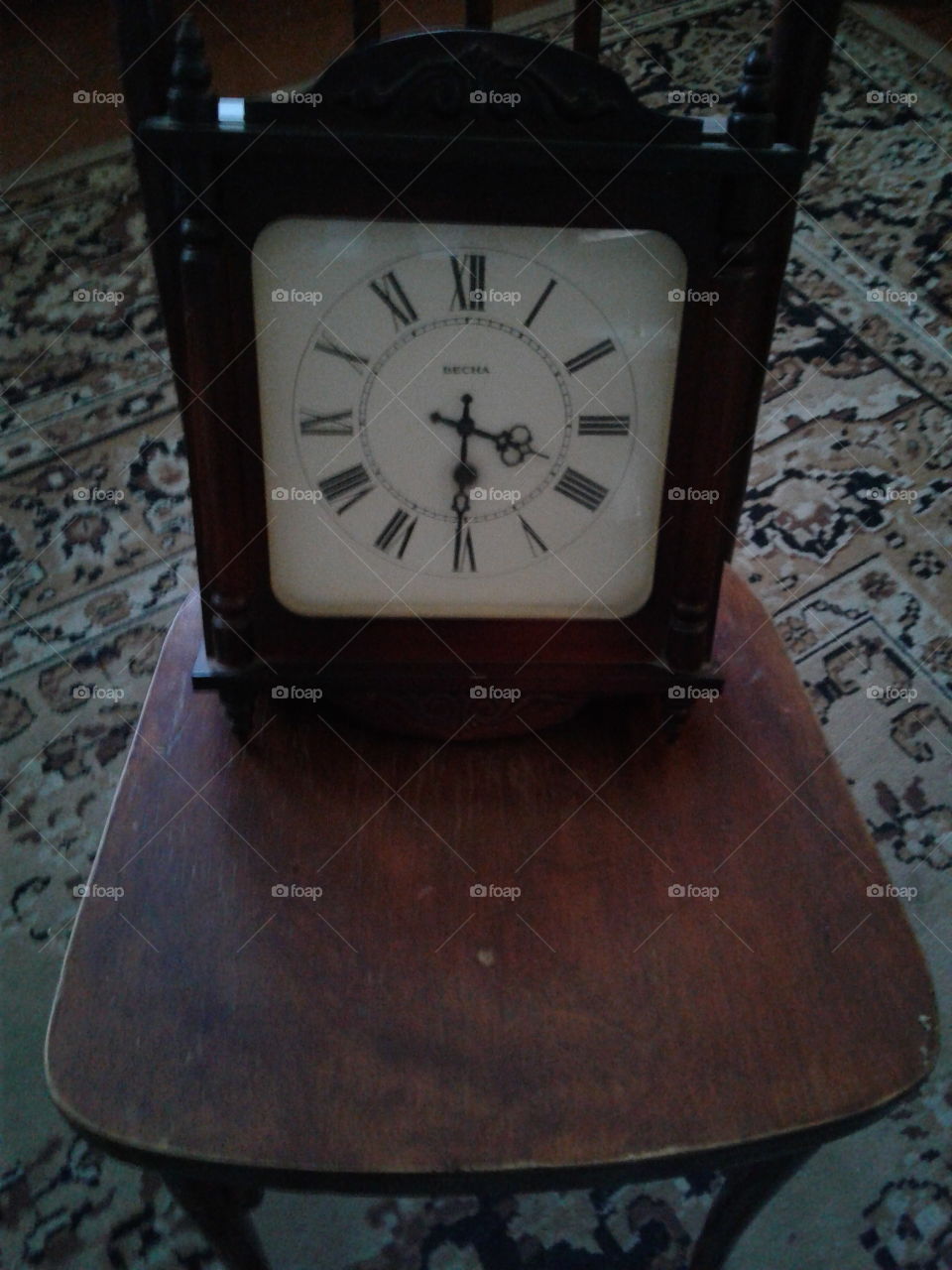 Старинные часы ⏰ стоят на старинном стуле 💺.Это наше наследство от родителей.Мы их берегем.