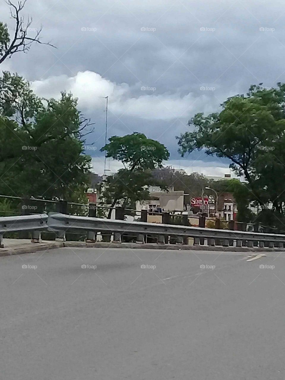pueblo visto desde un puente