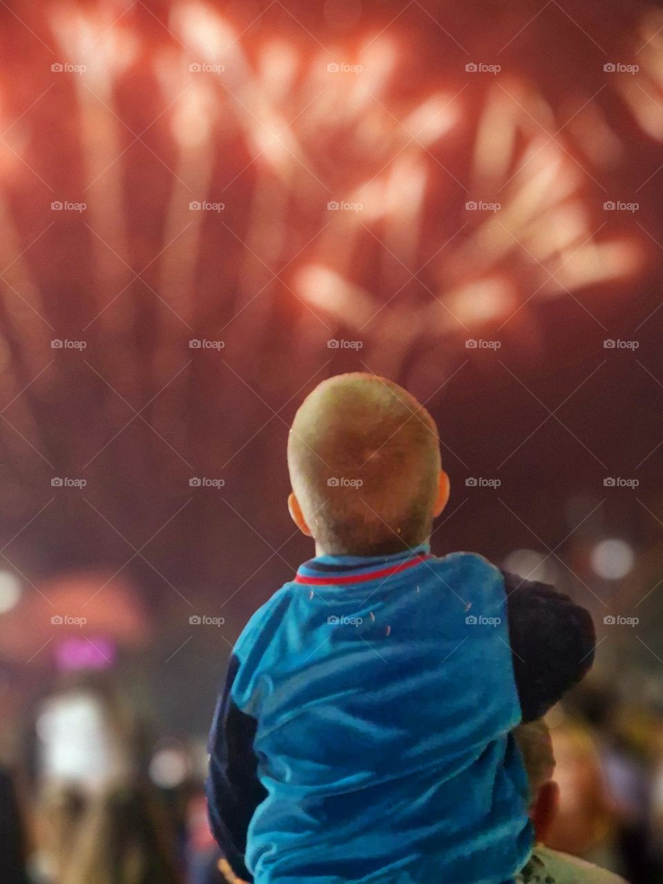 happy child to see the fireworks