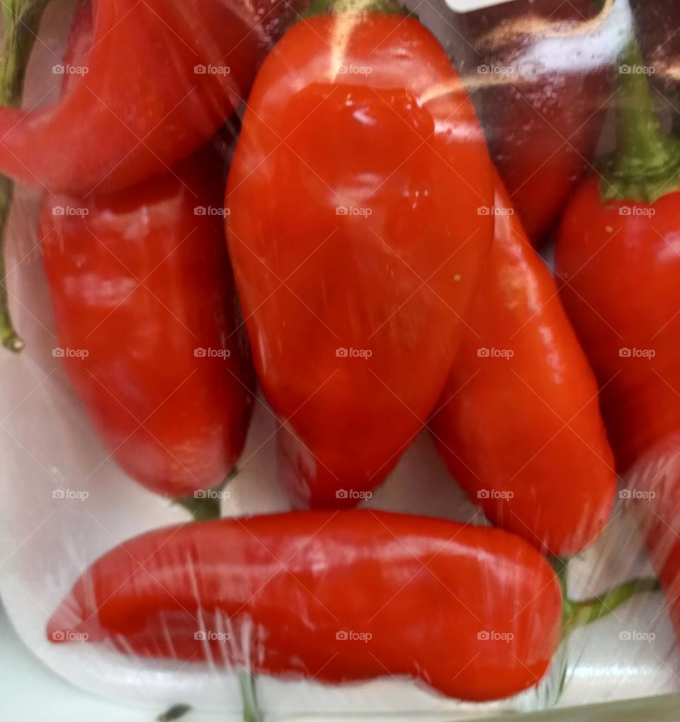 Pimenta ardida. A maior parte das pimentas arde, porque contém uma substância,  chamada capsaicina,  que fica acumulada na placenta do fruto e nas sementes. Essa substância tem a capacidade de ativar as células do sistema nervoso.