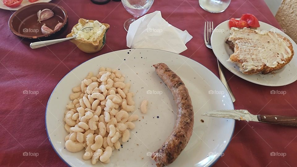 botifarra con judias blancas con all i oli plato tipico de catalunya (España)