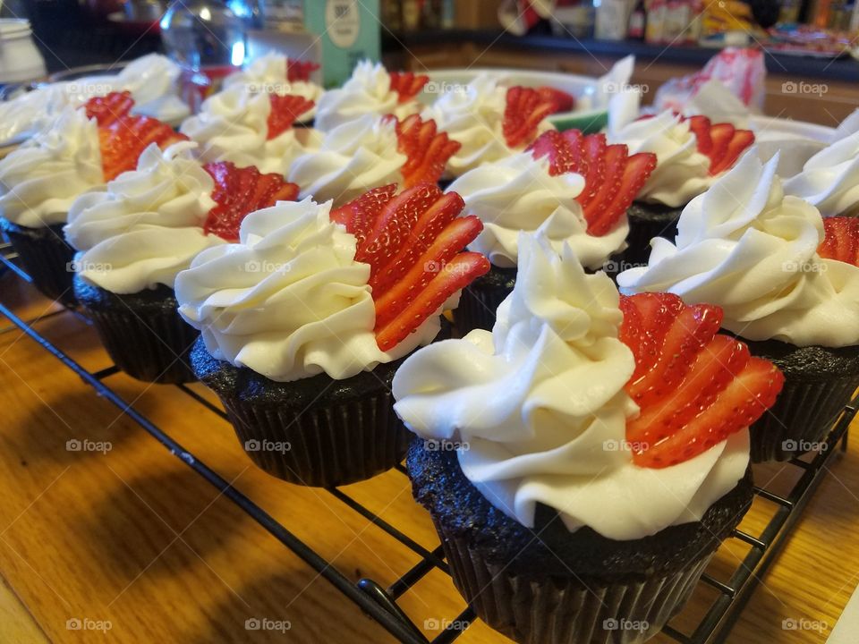strawberry and chocolate cupcakes