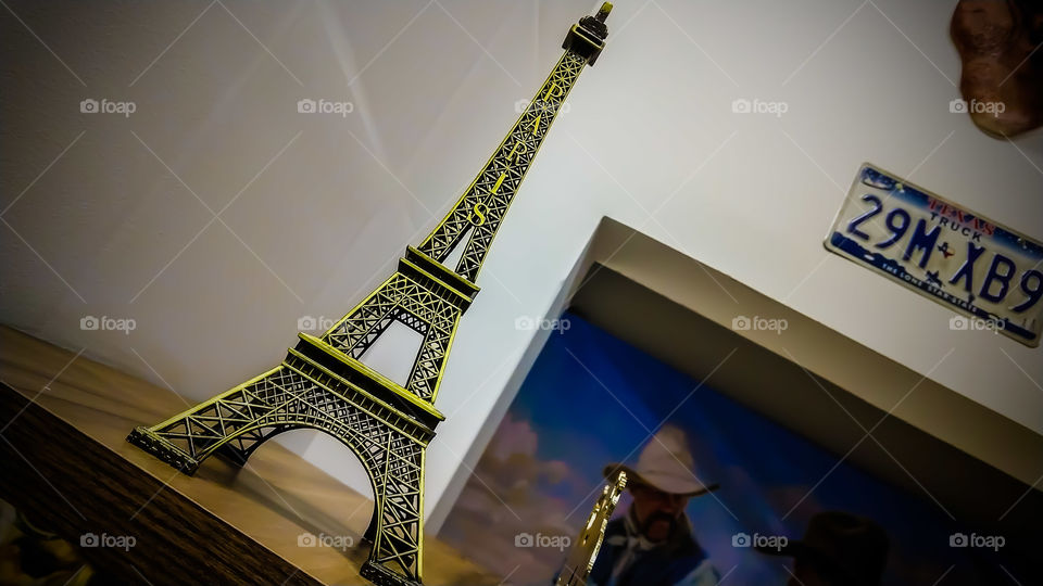 Torre Eiffel miniatura em decoração.