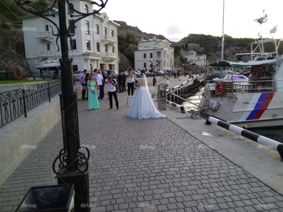 свадебная процессия на набережной балаклавы в Крыму хорошая традиция чистый воздух и чистые помыслы
