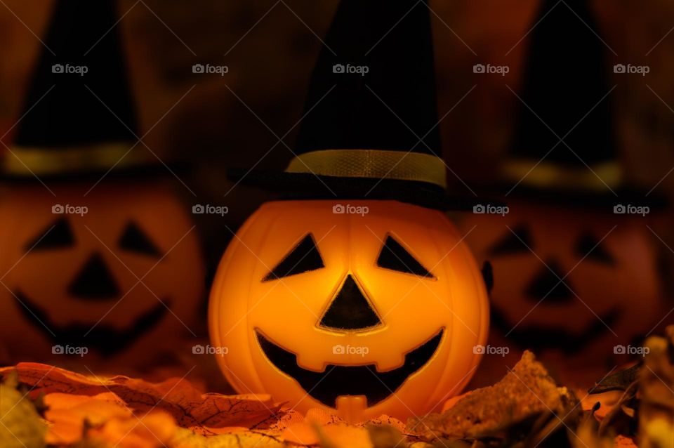 Plastic Halloween pumpkins with a wide brimmed hat table decor