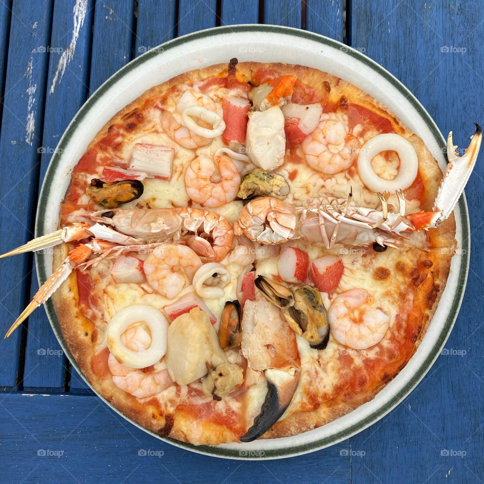 Seafood Pizza made fresh and eaten outdoors on a picnic bench (painted blue in this photo) with a sea view on the Isle of Skye 🏴󠁧󠁢󠁳󠁣󠁴󠁿