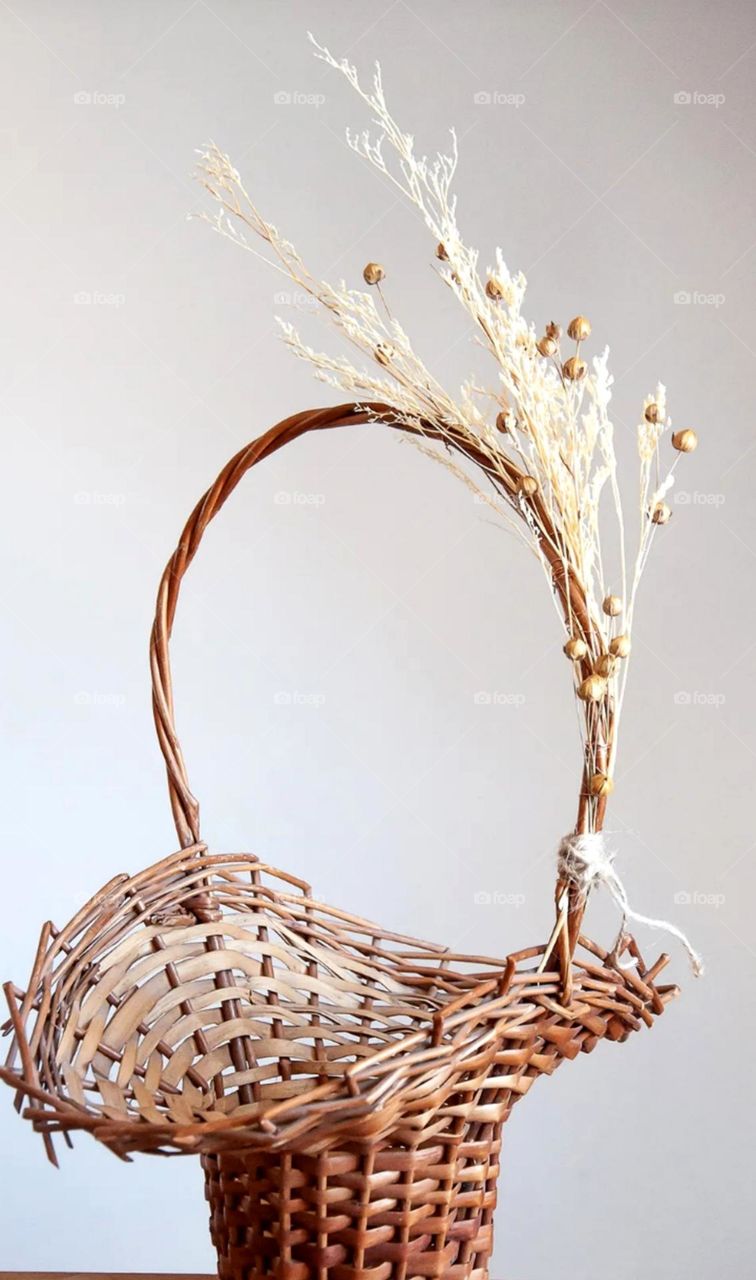 nice pics it's a bamboo strips basket make nice and beautiful market beg