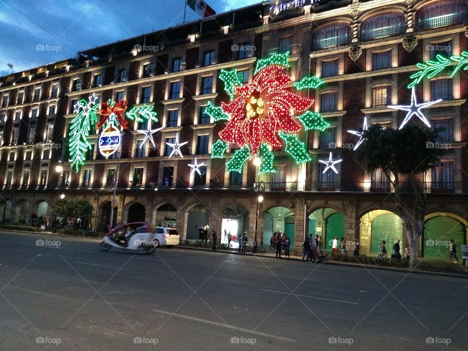 edificios iluminado con las luces de la navidad.