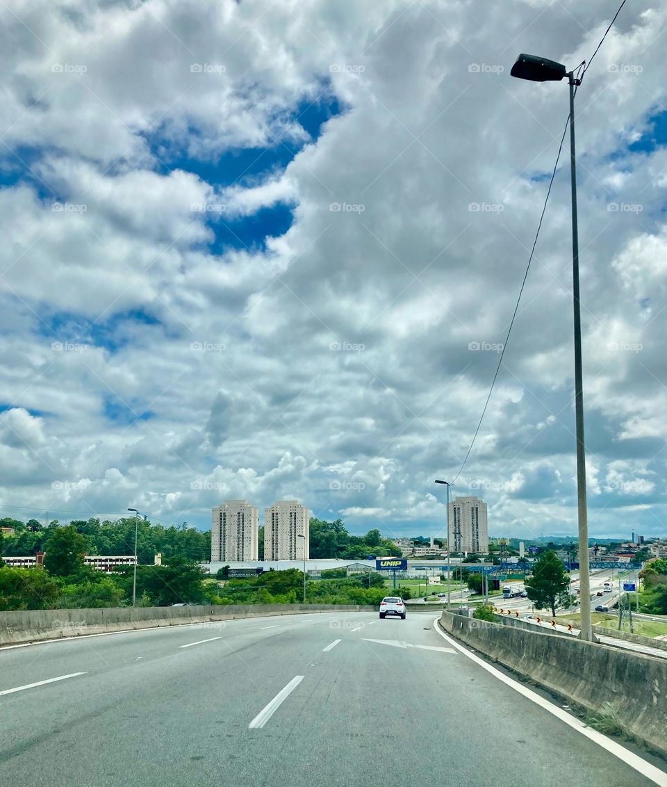 Estrada limpa, num domingo jundiaiense nublado. 
Que tenhamos uma boa jornada!
📸
#FOTOGRAFIAéNOSSOhobby
#rodovia #sky #céu #natureza #horizonte #fotografia #paisagem #landscapes #inspiração #mobgrafia #XôStress #nuvens #clouds