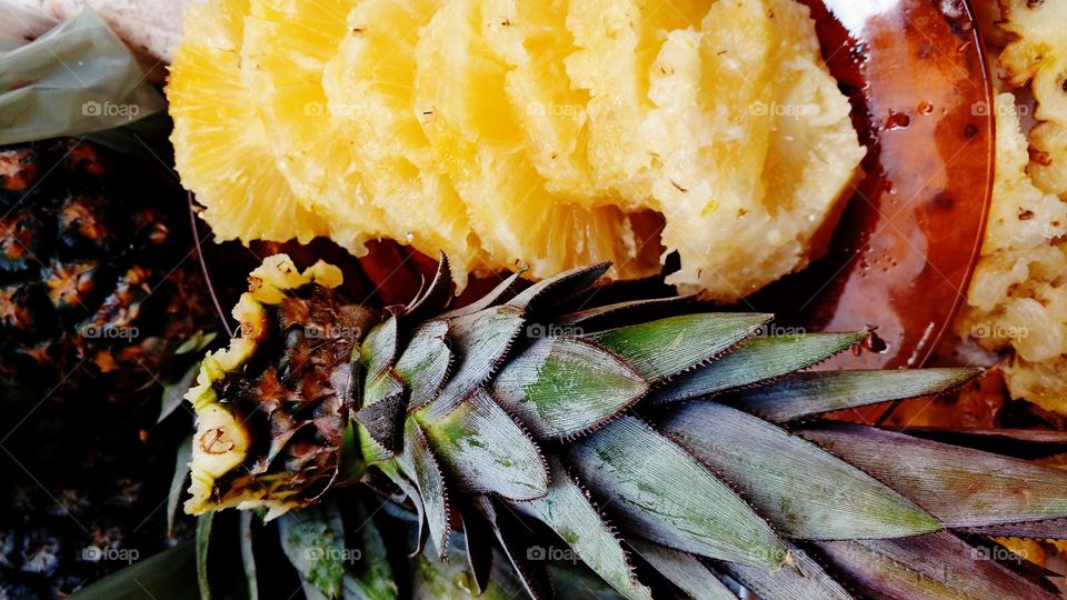 abacaxi maduro fruta deliciosa e folhagens brotos