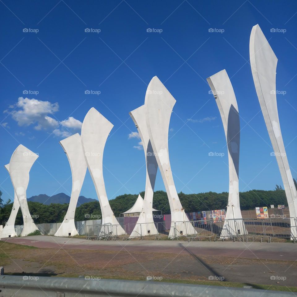 Esculturas no caminho entre o céu e a estrada