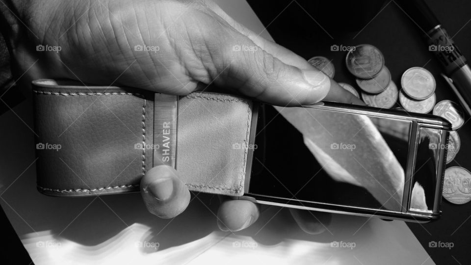 acessório masculino barbeador em minha mão espelho