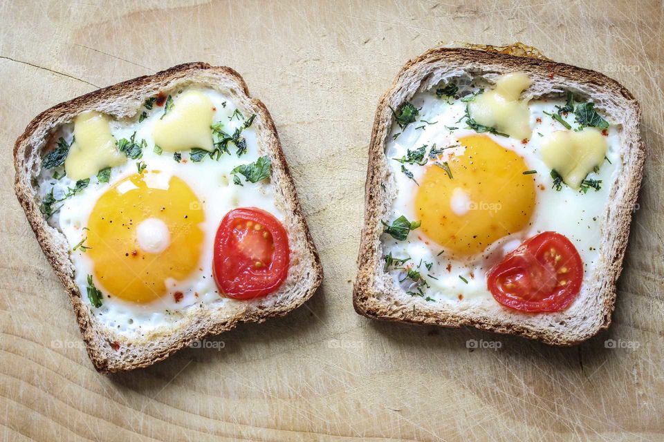 Toasted bread with egg and tomato