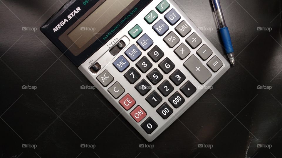 Plano de fundo. Cálculos, calculadora e caneta sobre a mesa.