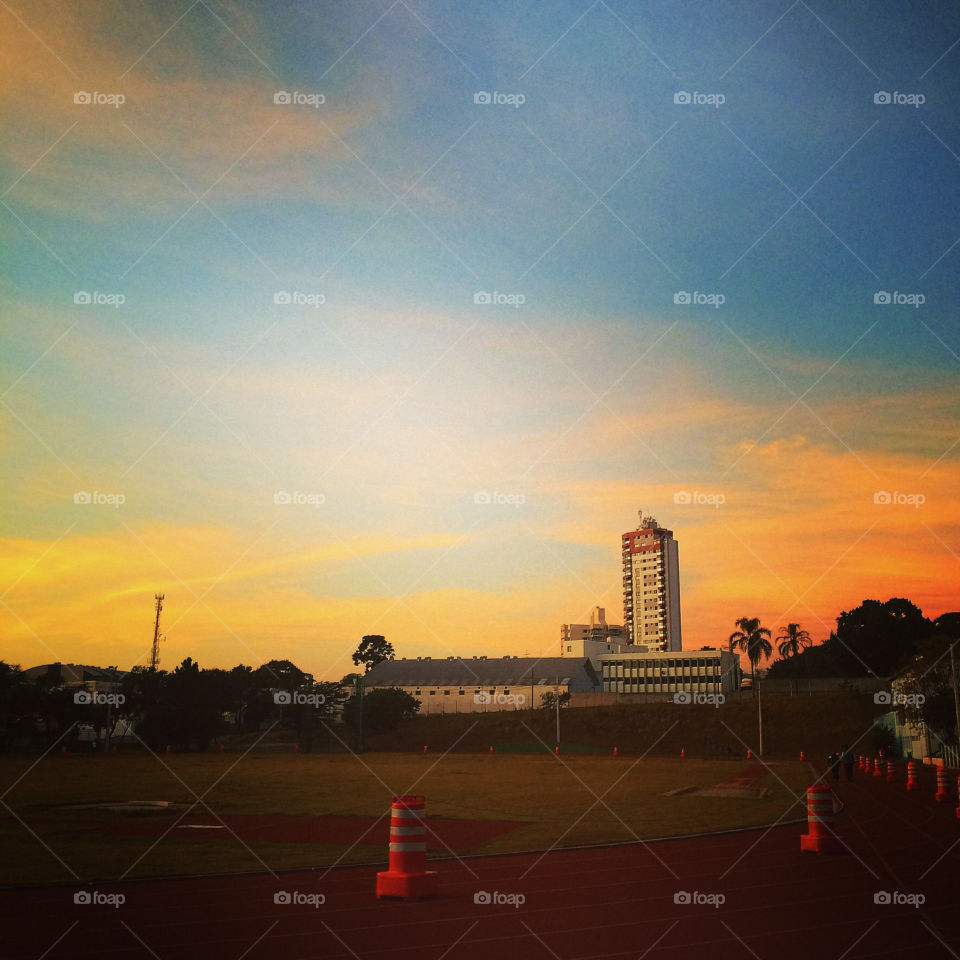 Uma linda imagem do amanhecer em Jundiaí. De dias atrás, as cores do Céu na Pista de Atletismo do Complexo Esportivo do Bolão.