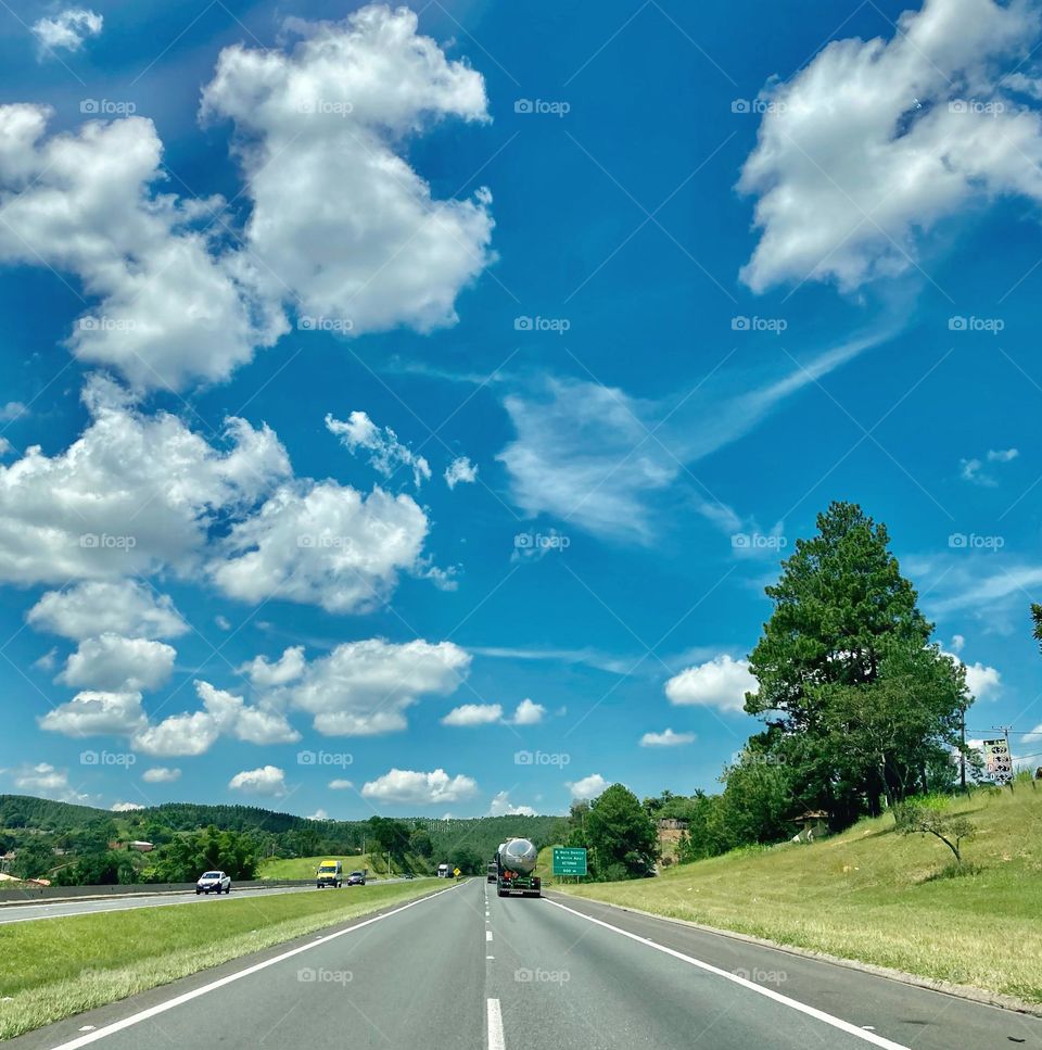 🇺🇸 The green and blue of nature always bring me a feeling of well-being. / 🇧🇷 O verde e o azul da natureza me trazem sempre a sensação de bem-estar. Esse céu e esse mato… ah, que beleza! Aqui, Rodovia Dom Pedro I, em Atibaia.