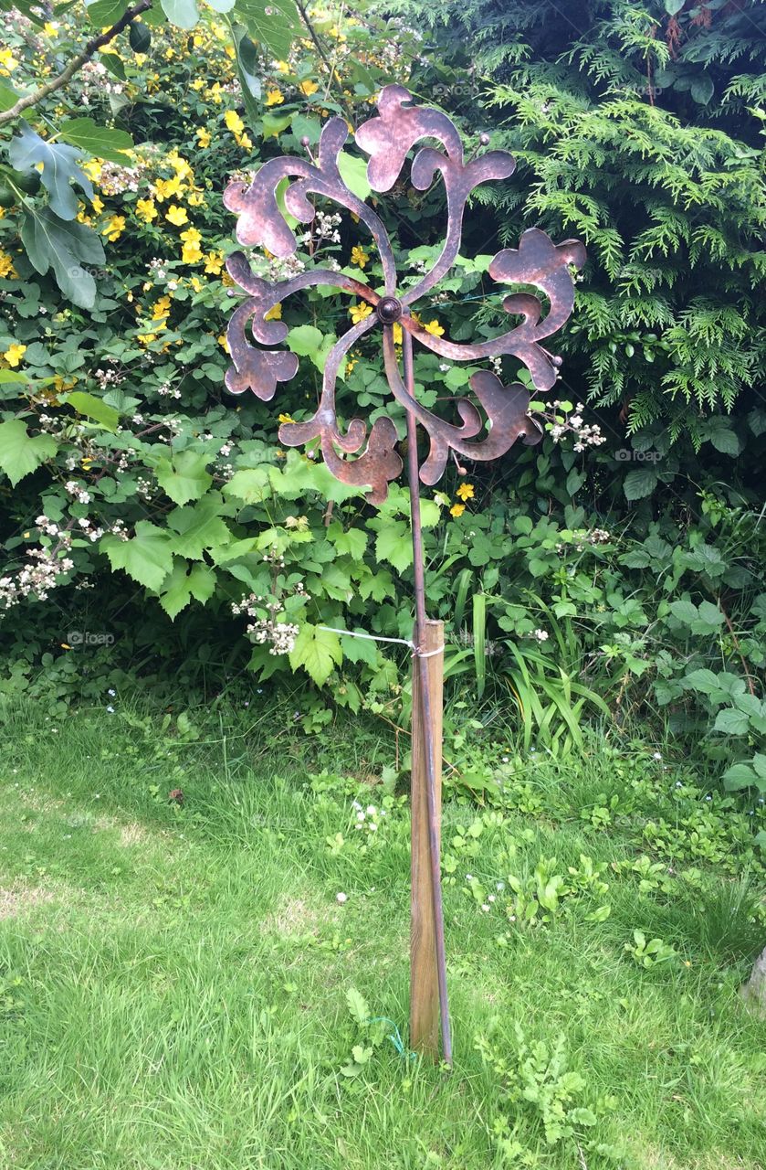 Iron wind garden ornament bird scarer 