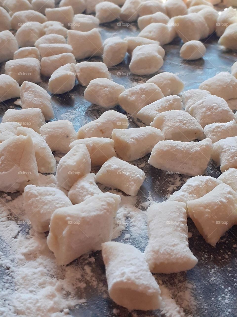 preparando ñoquis caseros para la familia