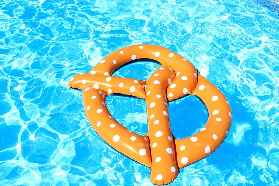 pool pretzel