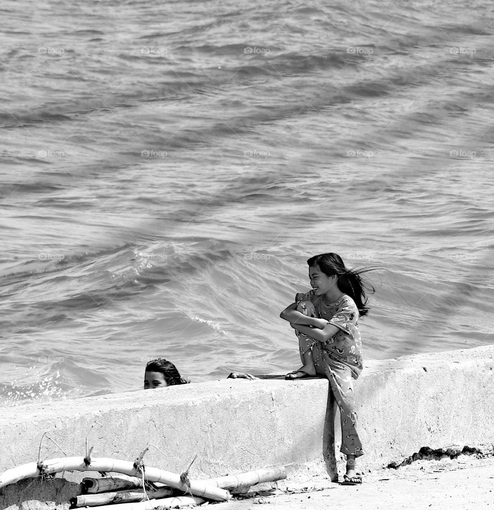 A child facing the shore to enjiy a day