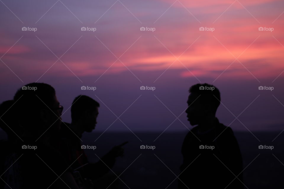 menikmati suasana sore hari