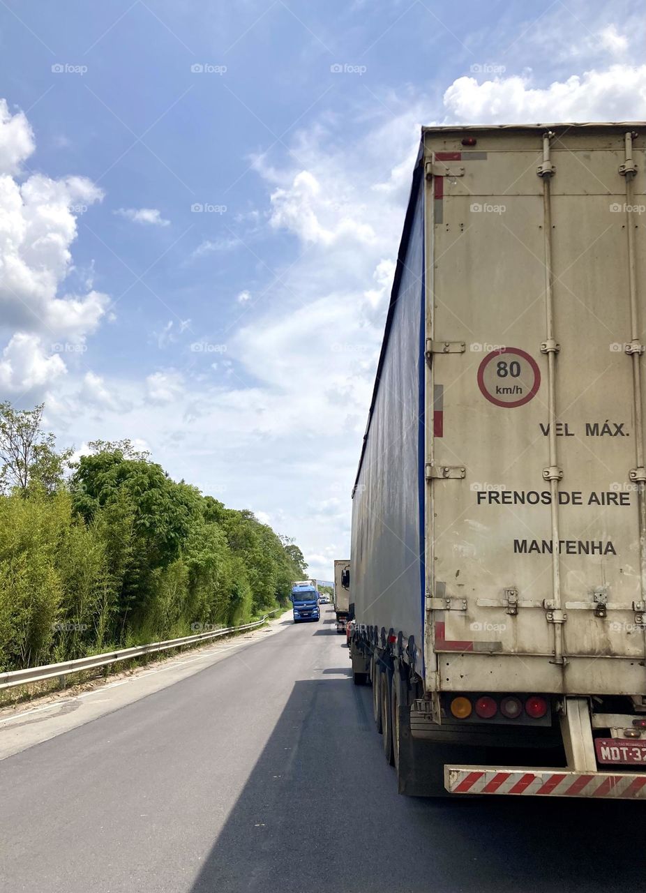 Entre Jarinu e Campo Limpo Paulista, tudo parado… 

Que trânsito! E que calor…

Aliás, as obras aqui são intermináveis.
