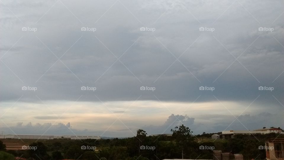 Céu com nuvens se aproximando. A chuva parece próxima! Se vier mansinha, calma e tranquila, ótimo.