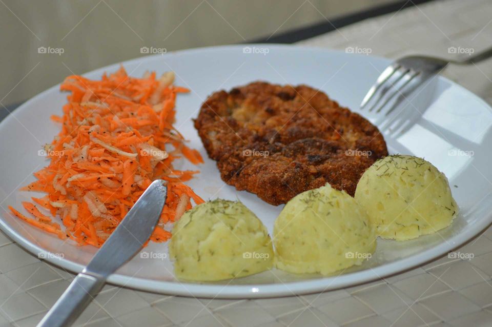 Polish flavors - ) Meat chops with potatoes balls and fresh salad