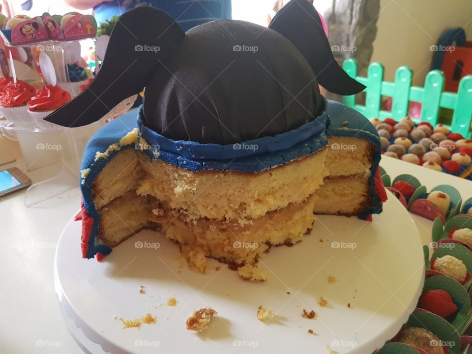 Um delicioso bolo, para festa de aniversário.