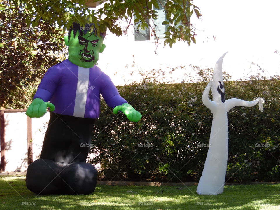 lean with it. This is a picture of some Halloween decoration. 👣 🚶 🏃 🔥 💨