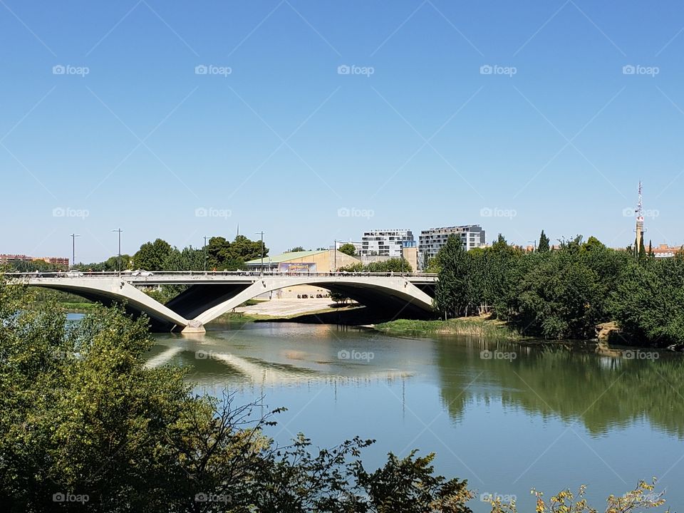 reflejos de tarde y puente de Zaragoza